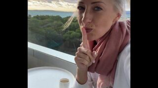 Blondje vingert zichzelf klaar op het balkon van een hotel