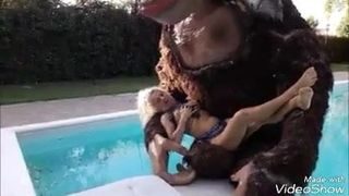 Ze laat zich in het zwembad kontneuken door een gorilla