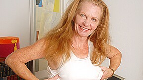 Kinky American Housewife Goes Wet – MatureNL