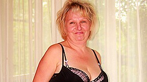 Naughty Mature Slut Playing With Herself On Her Bed – MatureNL